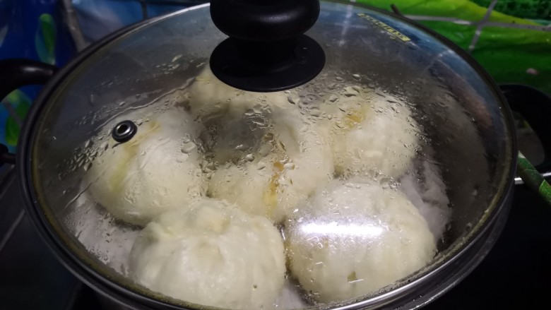 青菜肉包,蒸好的包子焖2分钟后,锅盖快速掀开点压一根筷子(可以放出热气又不怕有蒸汽滴在包子上)