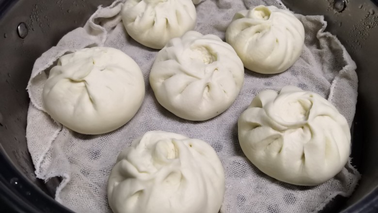 青菜肉包,室温醒发了50分左右(用手轻触包子有回弹拿在手里感觉很轻)冷水上锅蒸,大火上汽后蒸16分钟。