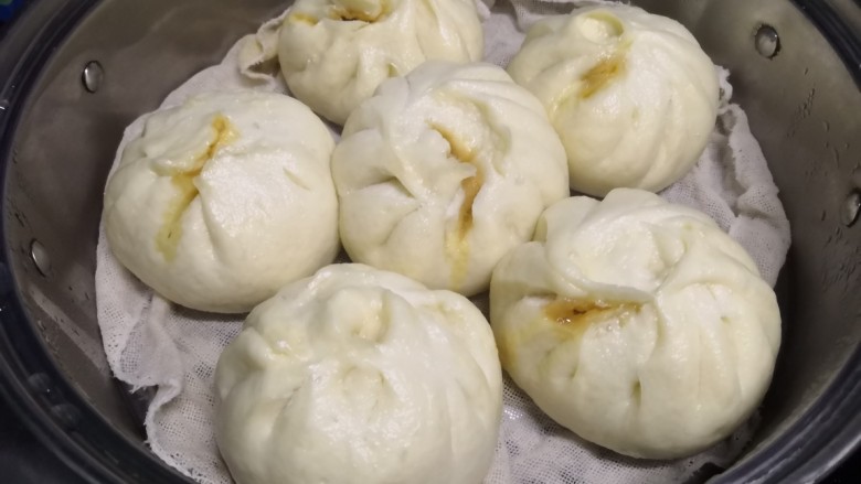 青菜肉包,2分钟后掀盖拿出包子(蒸好的包子不要在锅里久放)