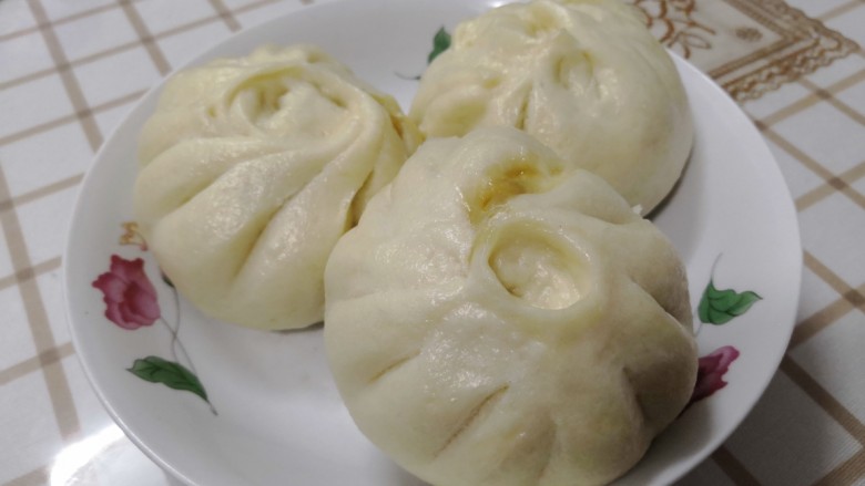 青菜肉包,皮和肉馅差不多1:1(如果包的下去的话)。