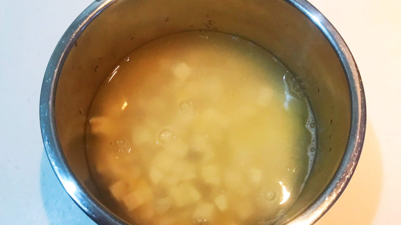 苹果小米粥,加入温水,水与米的比例是5 :1