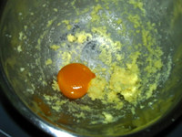 蜂蜜蛋黄饼干,加入<a style='color:red;display:inline-block;' href='/shicai/ 15'>蛋黄</a>,搅打至完全融合
