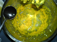 蜂蜜蛋黄饼干,加入盐,搅打均匀
