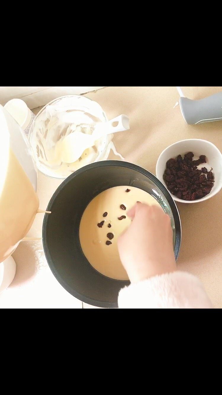 网红电饭锅蔓越莓蛋糕🍰,倒入一半蛋糕酱 撒上少许蔓越莓