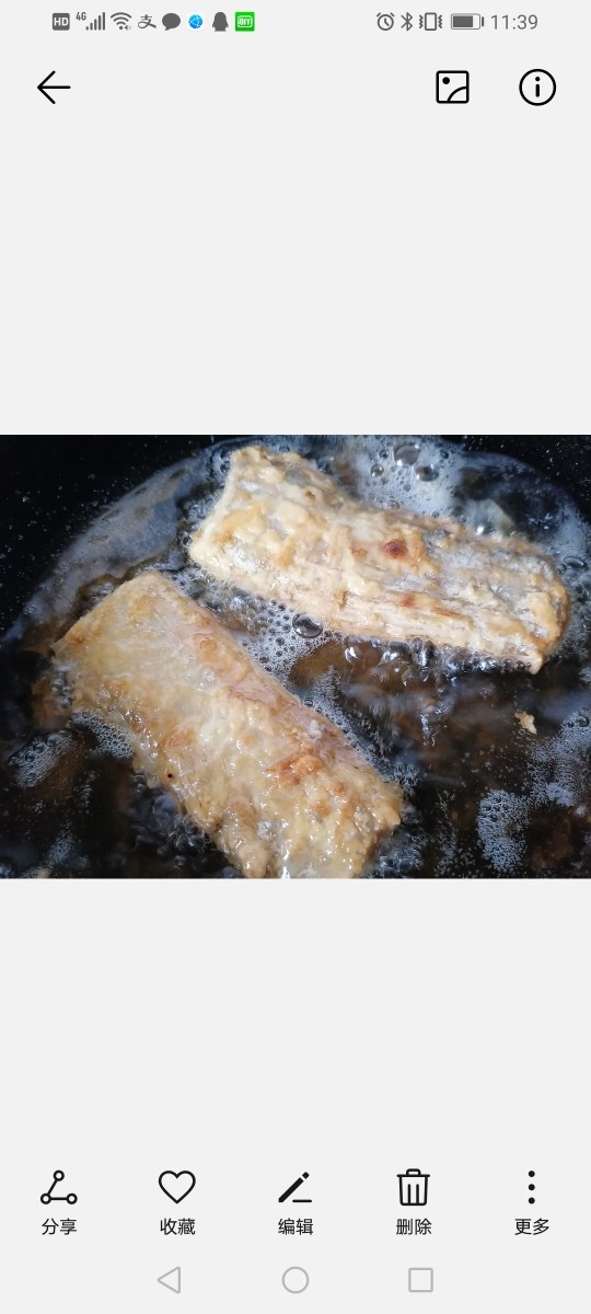 酥炸带鱼,翻一面继续炸,炸至两面金黄即可