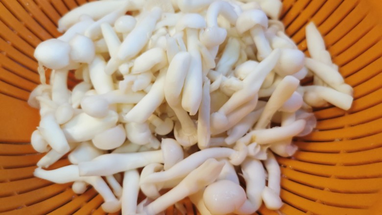 家庭版快手烧烤大餐·有肉有菜,<a style='color:red;display:inline-block;' href='/shicai/ 268'>白玉菇</a>一包,去根,洗净,攥干
