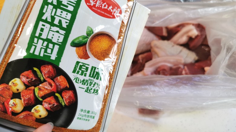 家庭版快手烧烤大餐·有肉有菜,肉类食材放入一个塑料袋