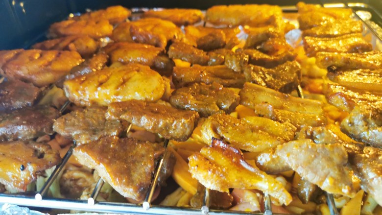 家庭版快手烧烤大餐·有肉有菜,肉类食材用筷子夹取,铺在烤网上