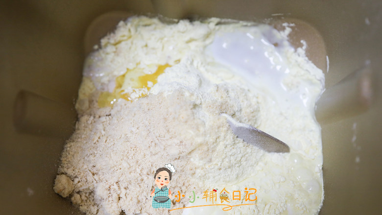 9个月以上辅食迷你肉松夹心馒头,南瓜面粉100g 植物油3g 水70g 肉松20g 酵母1.5g全部放进面包机揉成团,用mix模式揉20分钟即可