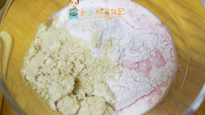 9个月以上辅食迷你肉松夹心馒头,这个是红色的面团我用手揉来演示,红色的面粉100g 植物油3g 水70g 肉松20g 酵母1.5g用筷子先搅拌成絮状