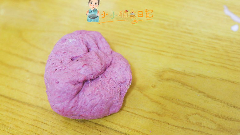 9个月以上辅食迷你肉松夹心馒头,揉成这样的团以后不断的揉,把面团揉成细腻光滑的面团
