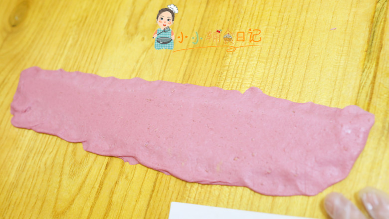 9个月以上辅食迷你肉松夹心馒头,把两边用手压压薄