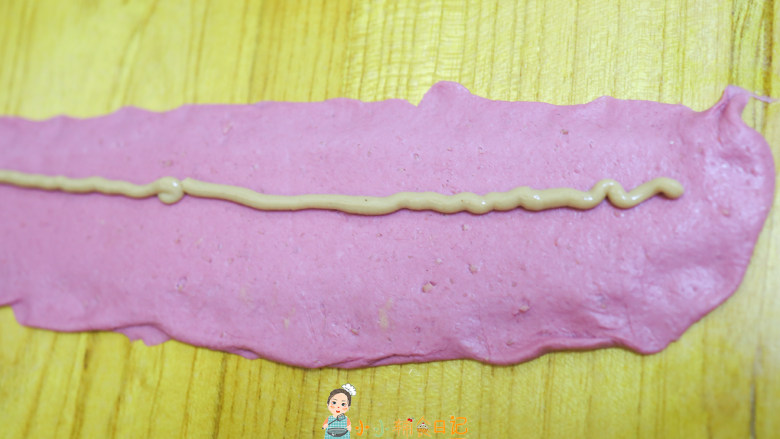 9个月以上辅食迷你肉松夹心馒头,中间挤上花生酱