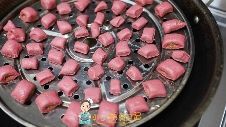 9个月以上辅食迷你肉松夹心馒头,然后切成刀切即可,几种颜色都是一样的方法