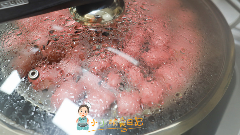 9个月以上辅食迷你肉松夹心馒头,蒸屉抹上油或者放上油纸,然后放上馒头,锅下面放上热水大概50度。发酵两倍大以后直接蒸6分钟,焖五分钟,这样颜色会保持的比较好