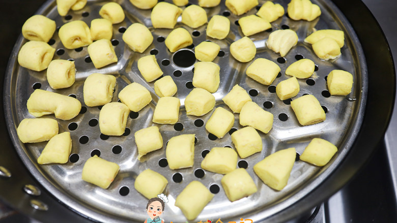 9个月以上辅食迷你肉松夹心馒头,这个是南瓜的我也是一样的操作,我一共做了三个颜色
