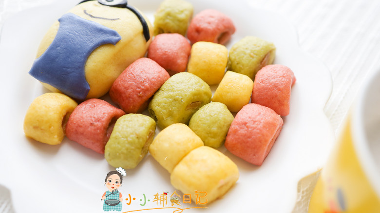 9个月以上辅食迷你肉松夹心馒头,果蔬粉面粉是天然的所以颜色不稳定做成小馒头蒸的时间比较短 颜色保持的非常好