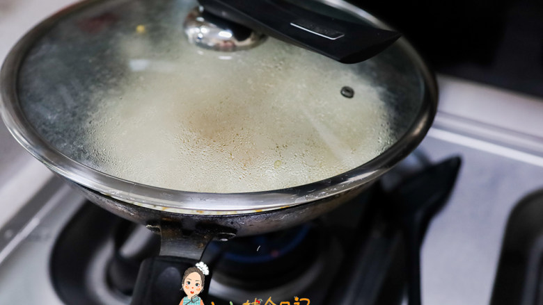 36个月以上辅食巧克力爆米花,一直不停的摇,直到爆米花全部爆炸好才可以,不要中途停顿