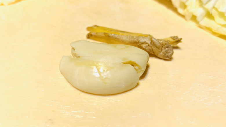 醋溜大白菜,<a style='color:red;display:inline-block;' href='/shicai/ 2795'>蒜头</a>拍扁,姜切丝;