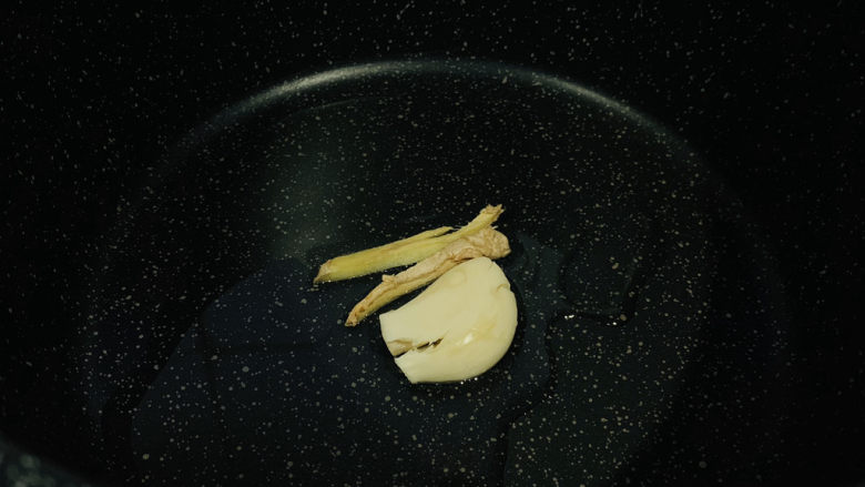 醋溜大白菜,蒜头姜炒香;