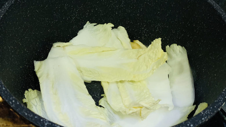 醋溜大白菜,放入白菜🥬,大火炒香;