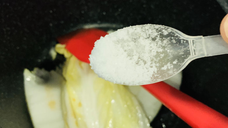 醋溜大白菜,加少许盐;
