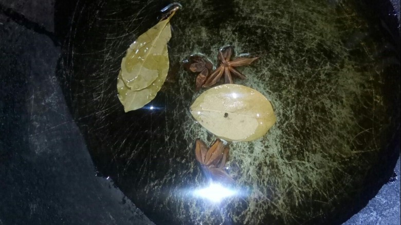 肥牛千层白菜,炒锅倒油,放入香料,小火炒香。