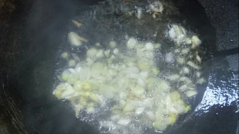 肥牛千层白菜,放入葱姜蒜,小火炒香。