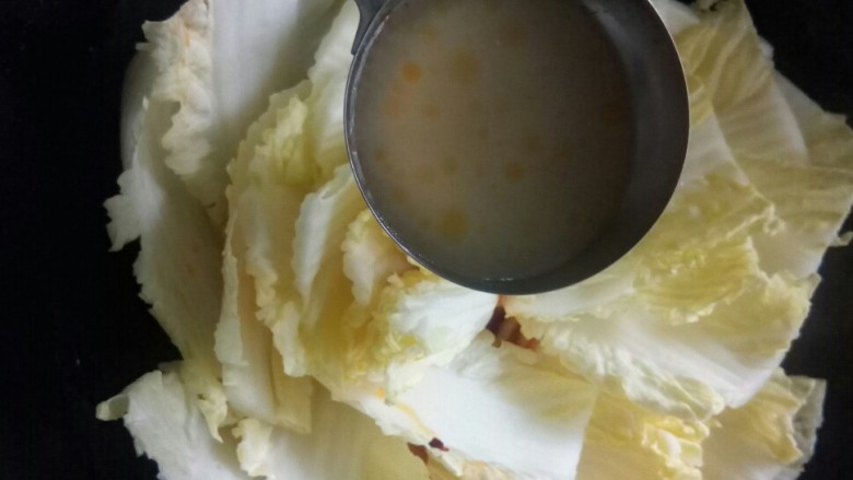 肥牛千层白菜,掺入高汤,大火煮。