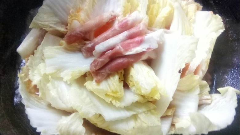 肥牛千层白菜,汁快收干时,放入<a style='color:red;display:inline-block;' href='/shicai/ 9692'>肥牛卷</a>,加盖煮五分钟。