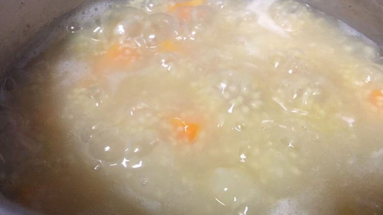小米红薯粥,煮至粘稠,差不多10分钟