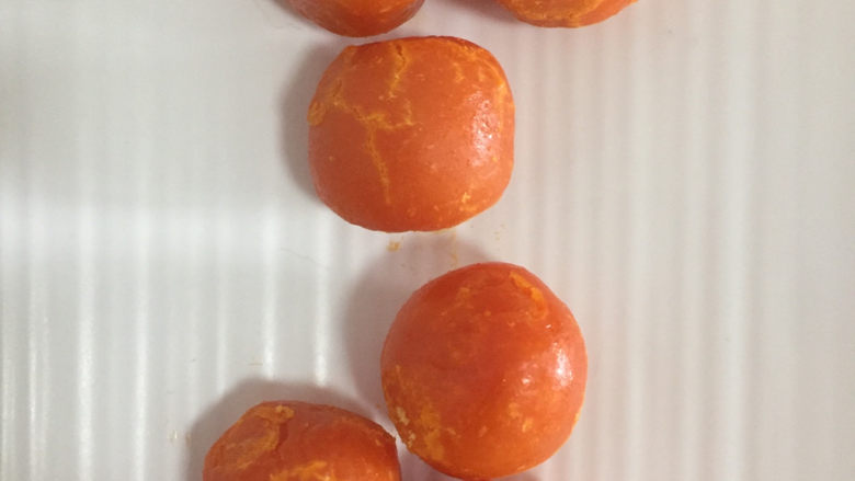 蛋黄酥,<a style='color:red;display:inline-block;' href='/shicai/ 9596'>咸蛋黄</a>喷上高度白酒后放在烤箱150度烤8分钟左右