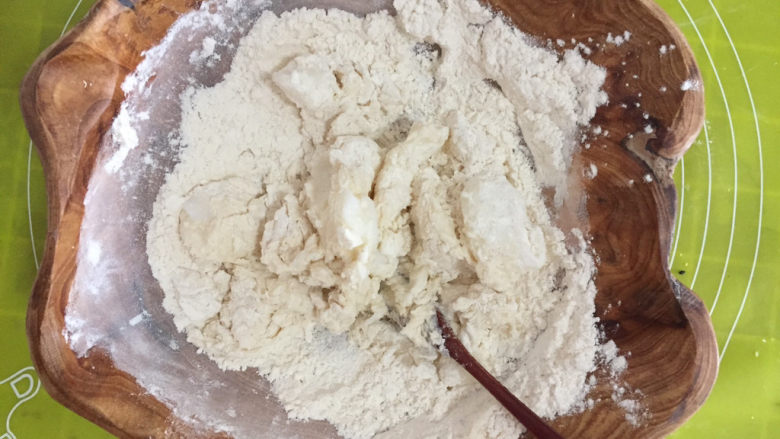 蛋黄酥,将油皮的所有材料混合搅拌