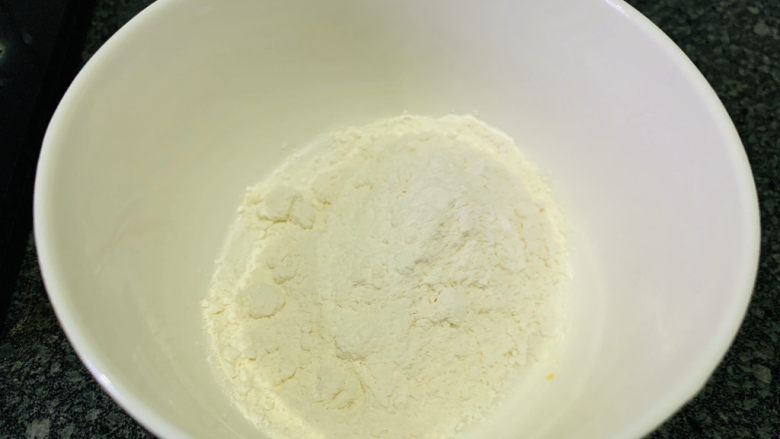 酥炸带鱼,碗里倒适量<a style='color:red;display:inline-block;' href='/shicai/ 519'>面粉</a>;