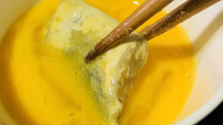 酥炸带鱼,再粘蛋清;