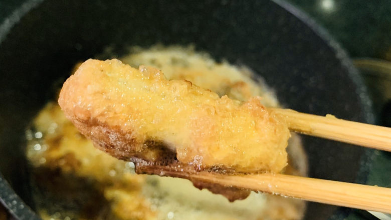 酥炸带鱼,炸至金黄色就可以捞出锅;