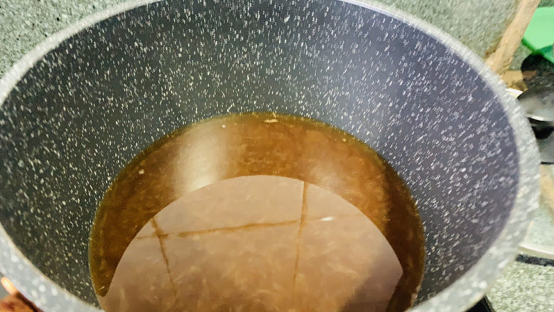 酥炸带鱼,锅里倒适量油;
