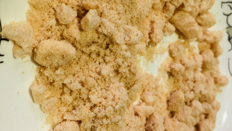 酥炸带鱼,把零食鲜虾条粉碎待用;