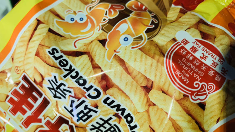 酥炸带鱼,用一包零食鲜虾条或者是薯片都可以;