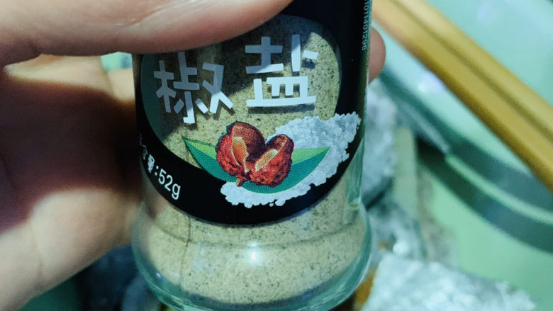 酥炸带鱼,<a style='color:red;display:inline-block;' href='/shicai/ 704'>椒盐</a>适量;