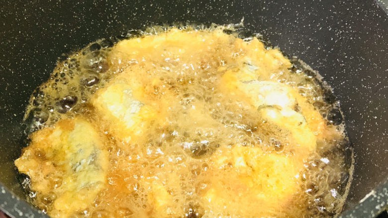 酥炸带鱼,油冒泡时,放入带鱼,中小火慢炸;