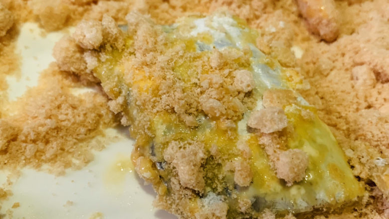 酥炸带鱼,再裹些鲜虾条粉;