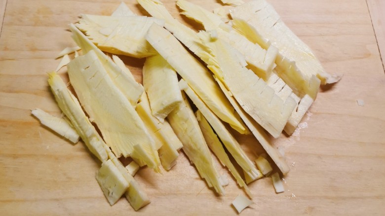 冬笋炒五花肉,<a style='color:red;display:inline-block;' href='/shicai/ 43'>冬笋</a>剥去外壳 切片状