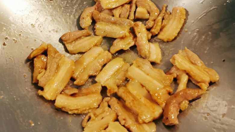 冬笋炒五花肉,另起油锅 油热放入腌好的五花肉片 小火翻炒 炒至五花肉表面有焦黄色