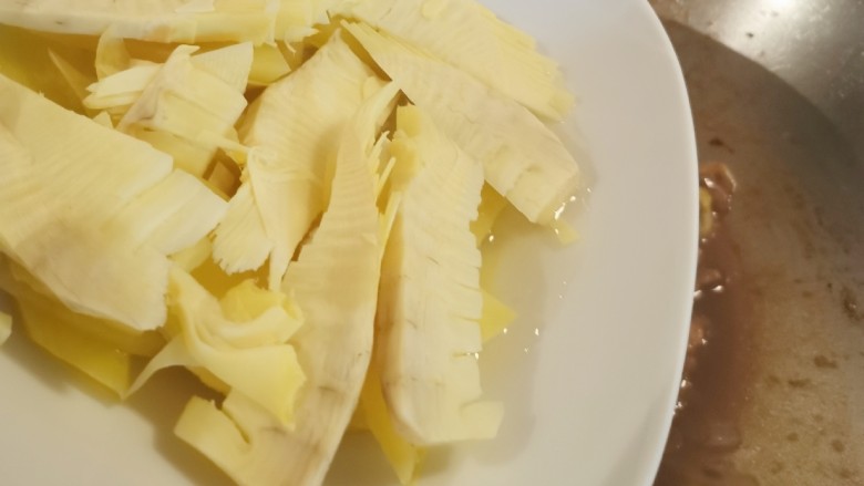 冬笋炒五花肉,放入焯水后的冬笋片