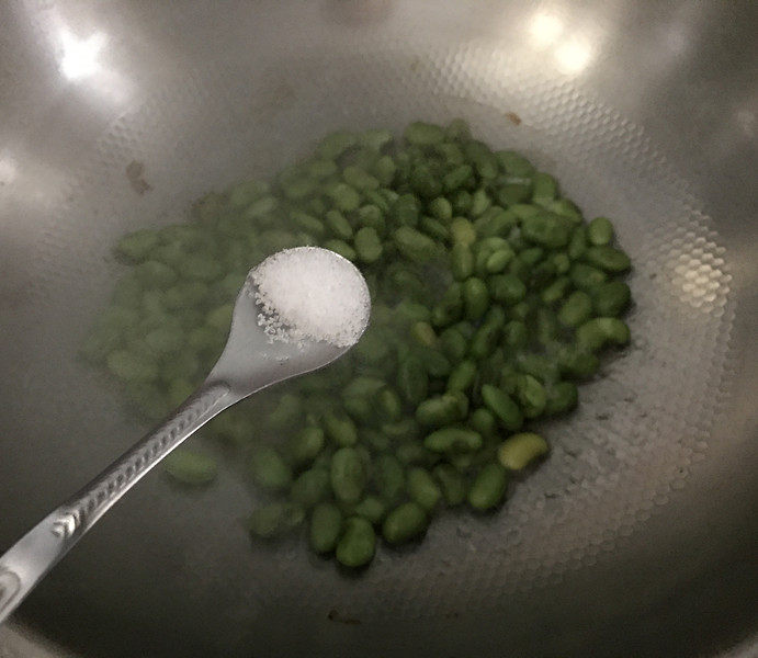 雪菜炒毛豆,加2勺清水和少许食盐,烧至毛豆熟烂后盛出