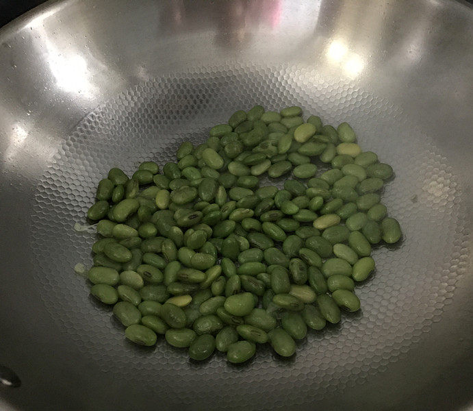 雪菜炒毛豆,炒锅烧热,倒入食用油,放入毛豆米