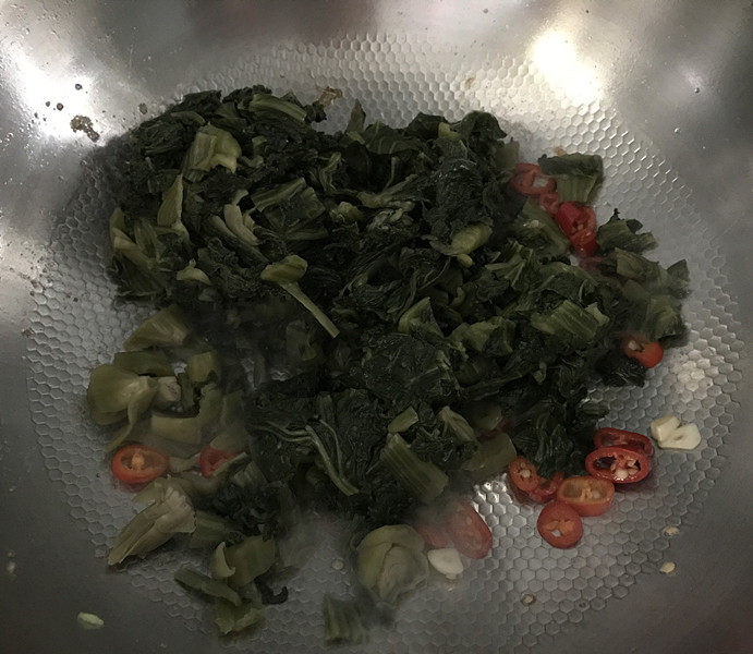 雪菜炒毛豆,放入雪菜段,翻炒均匀