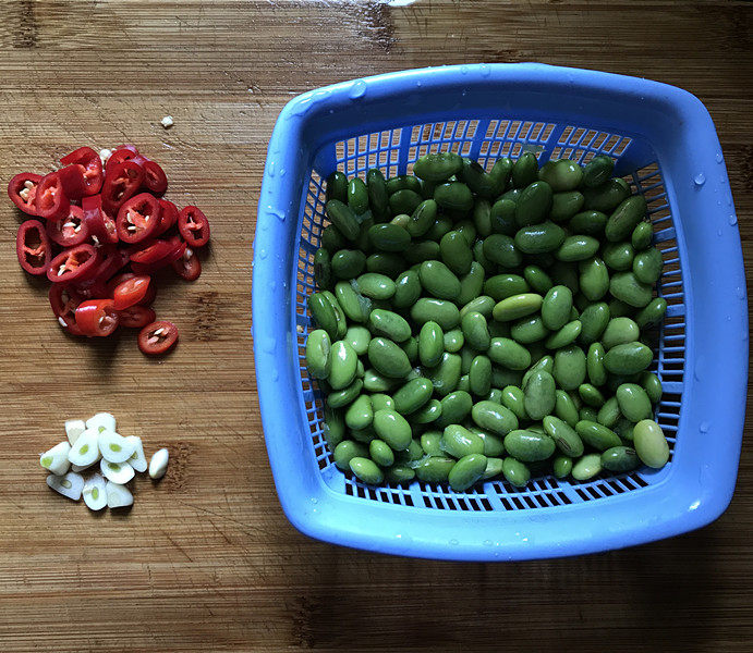 雪菜炒毛豆,然后将毛豆洗净,辣椒切圈,<a style='color:red;display:inline-block;' href='/shicai/ 2795'>蒜头</a>切片备用
