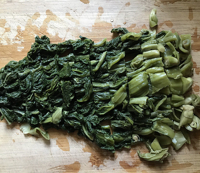 雪菜炒毛豆,清洗干净,攥干水分后切小段